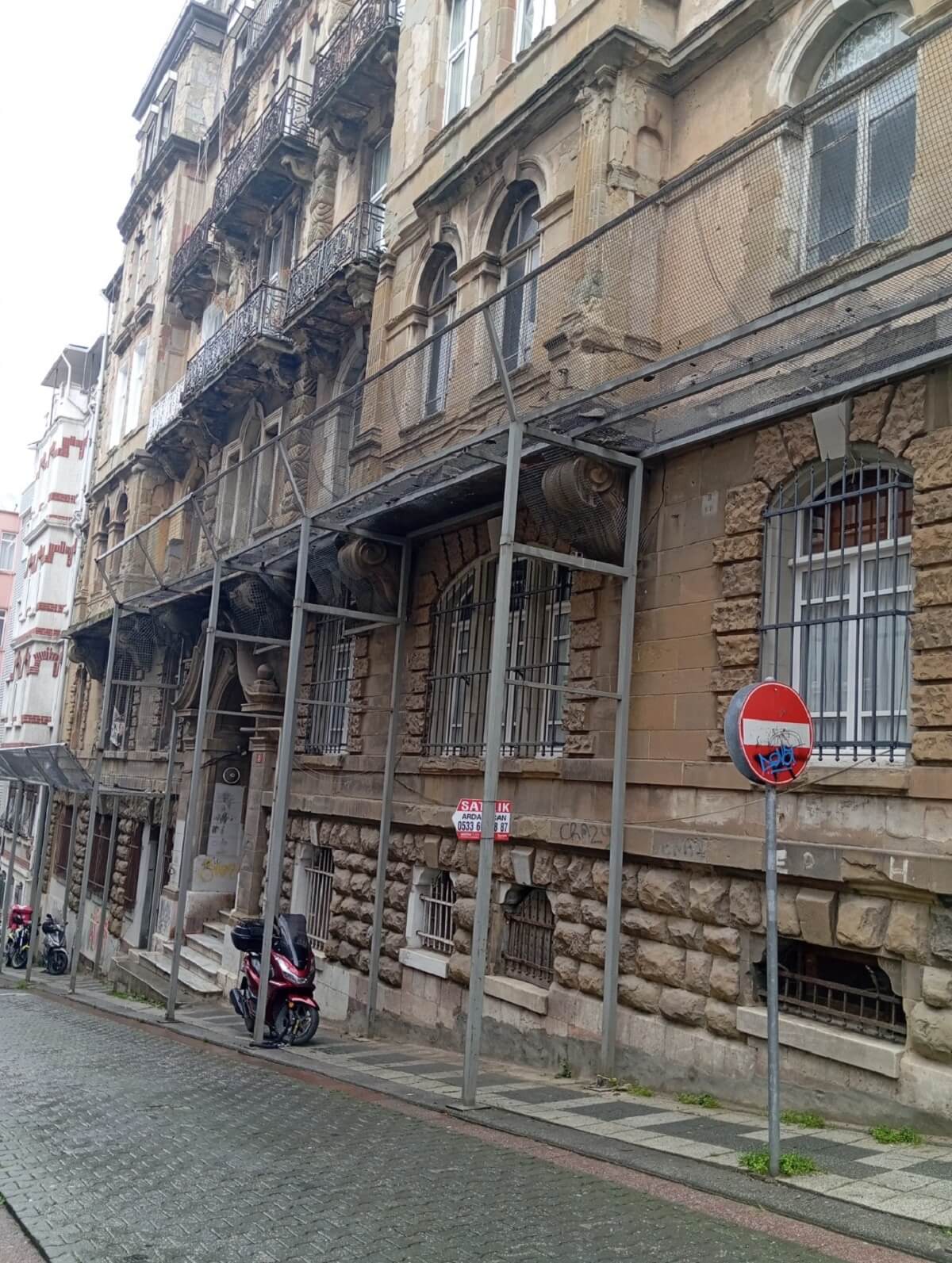 strada storica di Kadıköy vicino al palazzo italiano