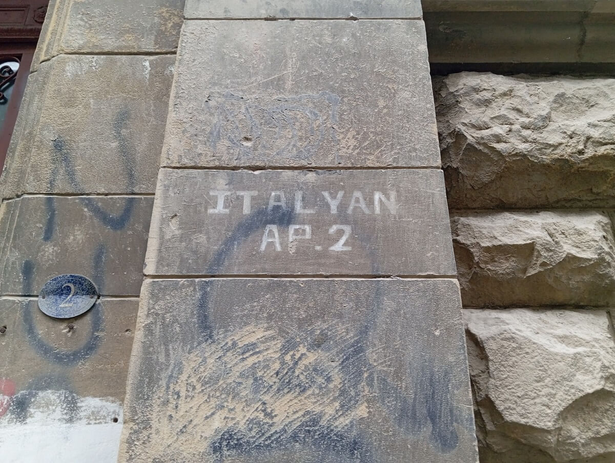 ingresso del palazzo italiano a Kadıköy con scritta “İtalyan Ap.2