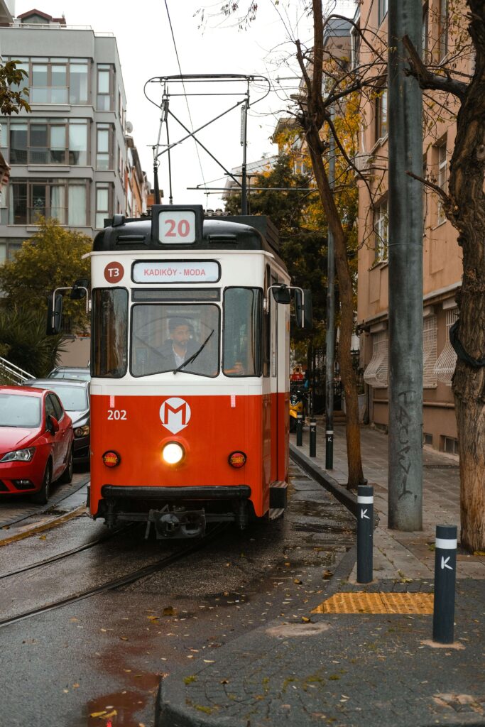 Tram storico di Kadıköy vicino al molo dei traghetti