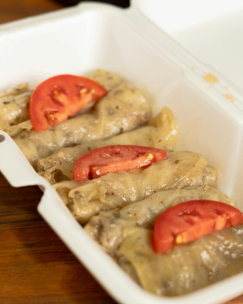 Sarma fatta in casa servita su una tovaglia colorata