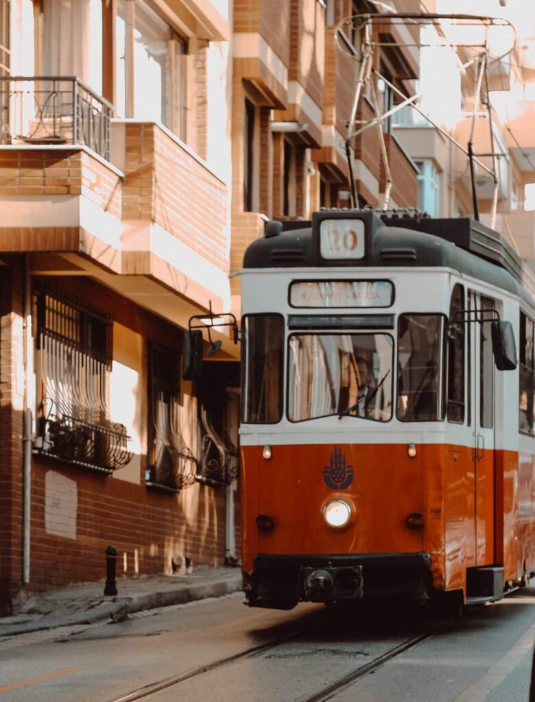 Tram storico sulla via Bahariye nel quartiere di Kadıköy