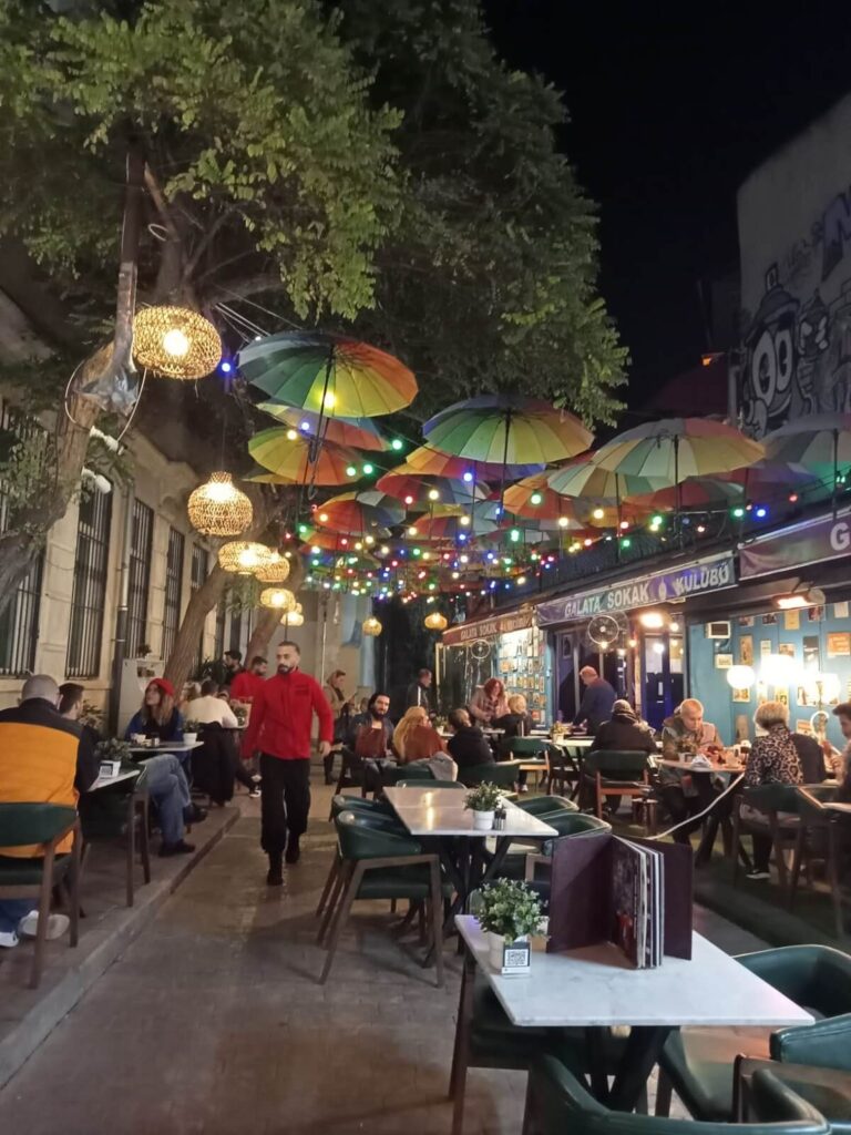 Strada colorata con ombrelli nel quartiere di Kadıköy Istanbul
