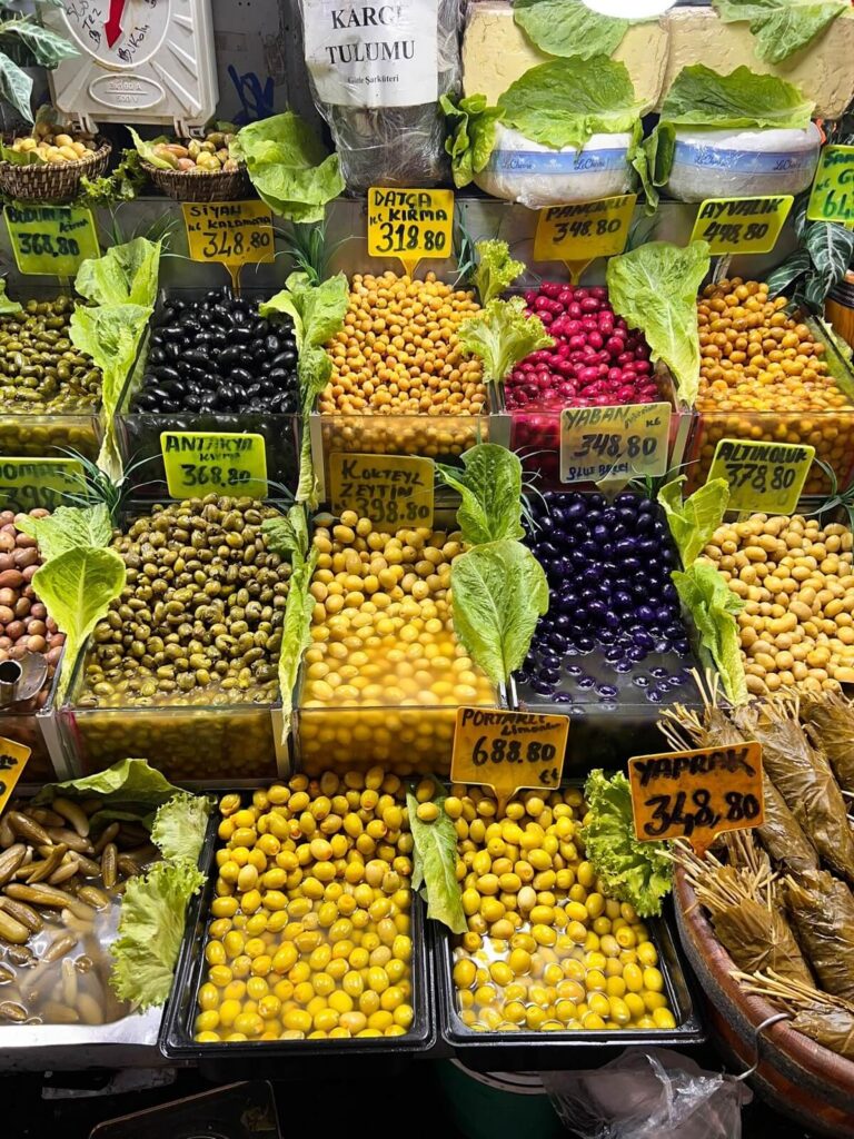 Olive e sottaceti colorati al mercato di Kadıköy Istanbul