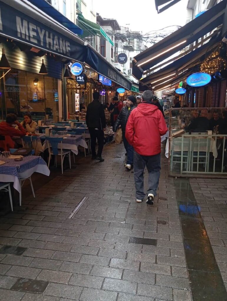 Mercato di Kadıköy strada con ristoranti e atmosfera locale a Istanbul