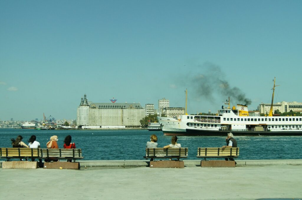 Vista del lungomare di Kadıköy con il traghetto e l'edificio storico di Haydarpaşa a Istanbul