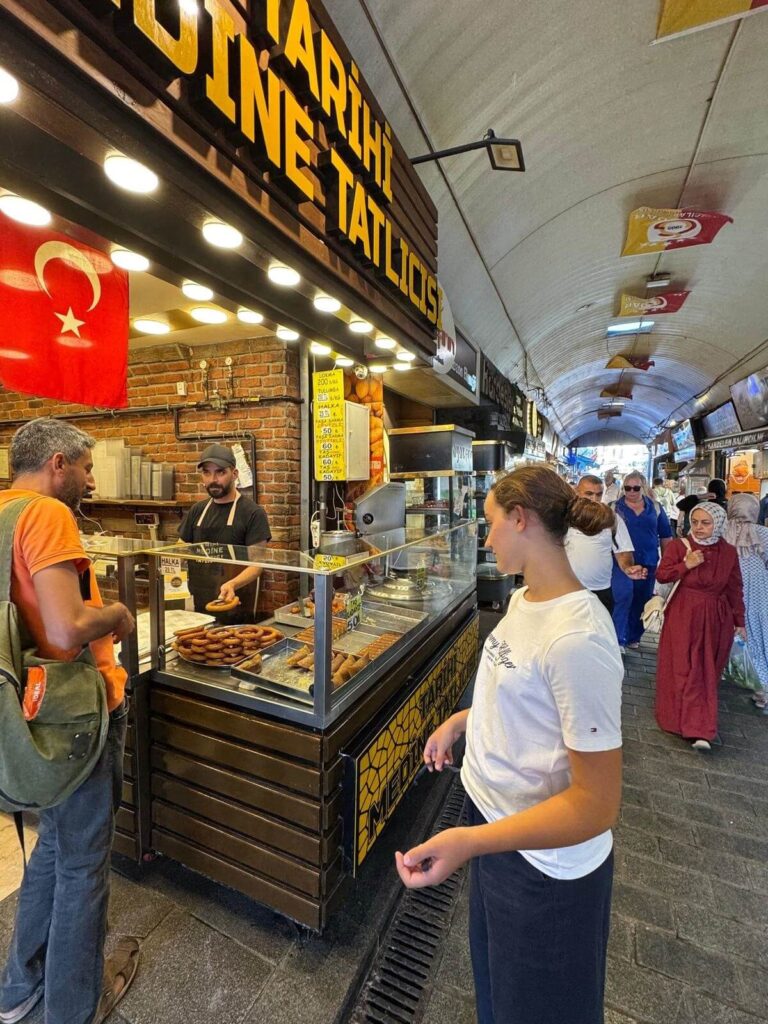 Street food con cozze fresche al mercato di Kadıköy Istanbul