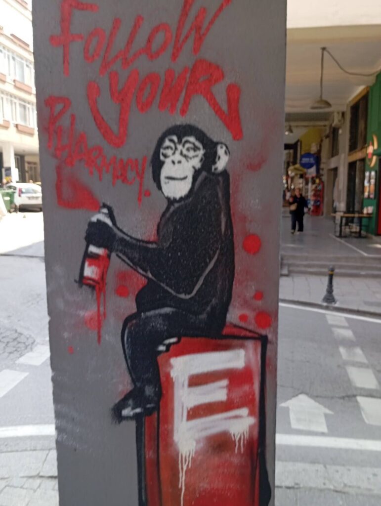 murales nascosto a Kadıköy con scimmia e scritta street art rossa