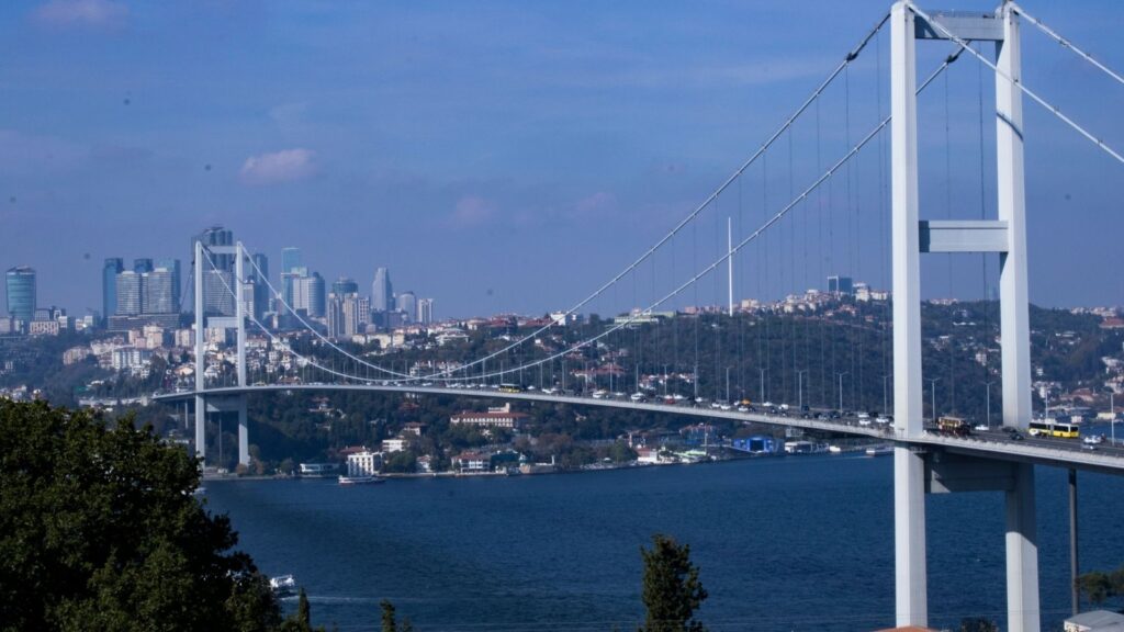 Traffico sul Ponte del Bosforo durante il passaggio tra Europa e Asia