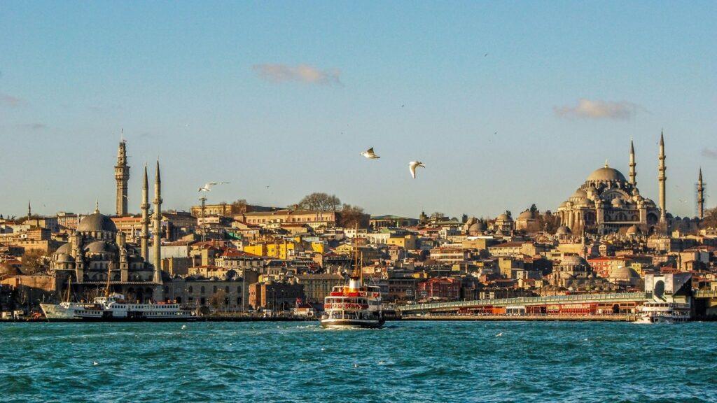 Vista del centro storico di Istanbul dal traghetto verso Eminönü con Santa Sofia e le moschee sul Bosfo