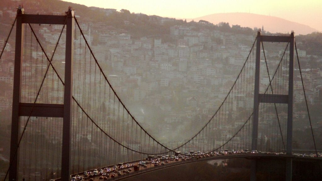 Il Ponte sul Bosforo a Istanbul nelle prime ore del mattino