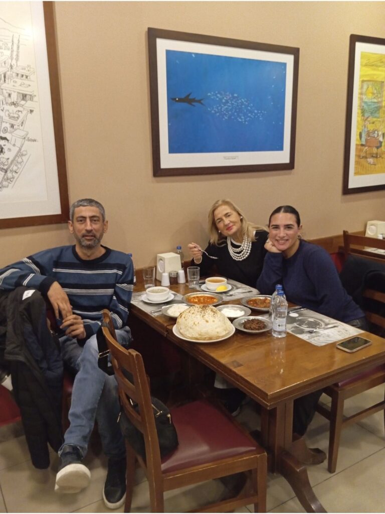 famiglia italiana che mangia in un ristorante a Istanbul durante una crociera