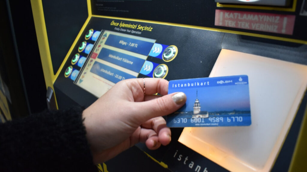 Carta Istanbulkart usata in una stazione dei trasporti pubblici di Istanbul