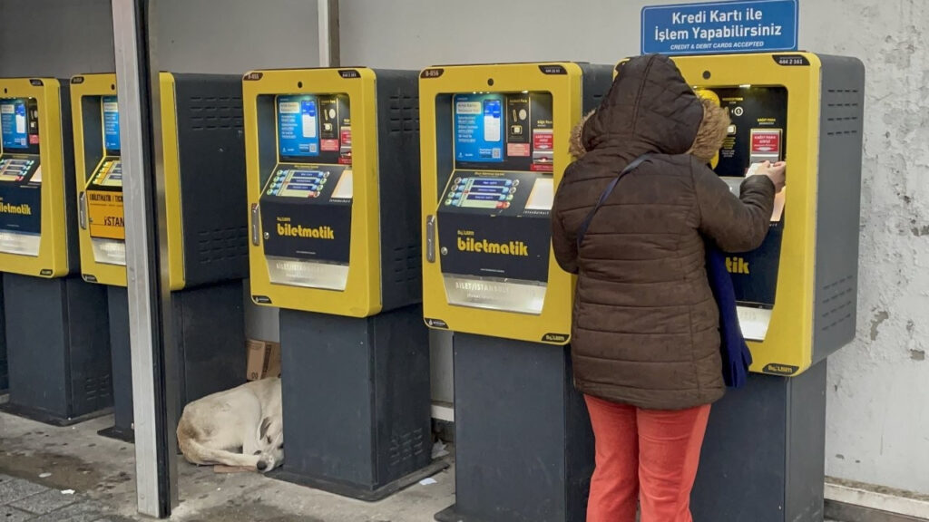 Macchine automatiche per acquistare Istanbulkart e biglietti della metro a Istanbul