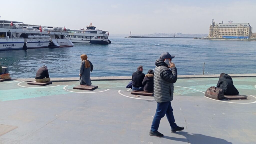 Vita quotidiana a Kadıköy con vapur sul Bosforo lato asiatico di Istanbul