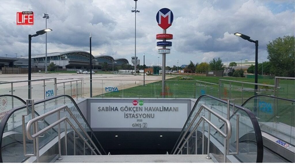 Ingresso della metro M4 all’aeroporto Sabiha Gökçen per raggiungere Kadıköy e il centro di Istanbul