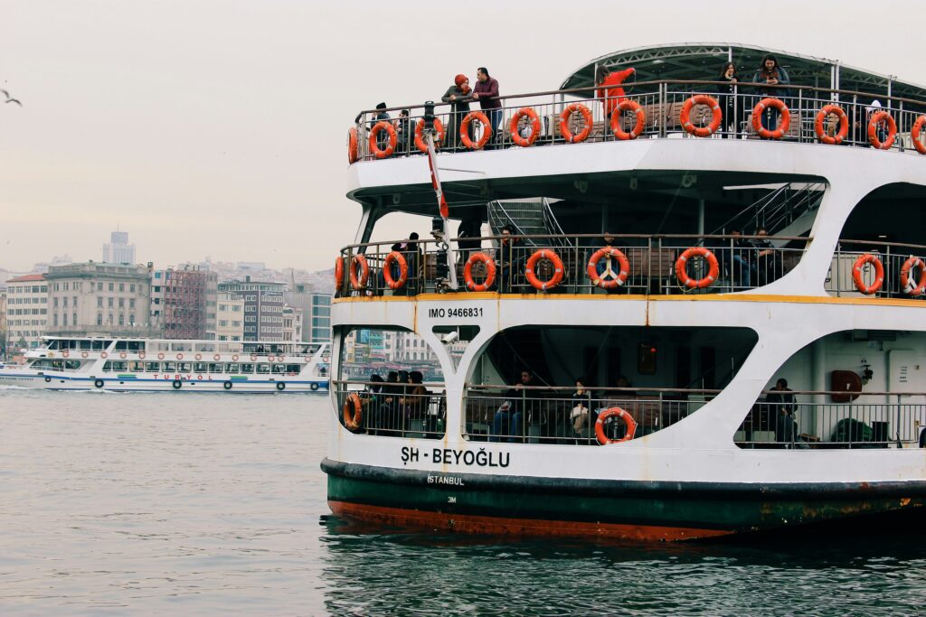 Traghetto pubblico tra Eminönü e Kadıköy sul Bosforo a Istanbul